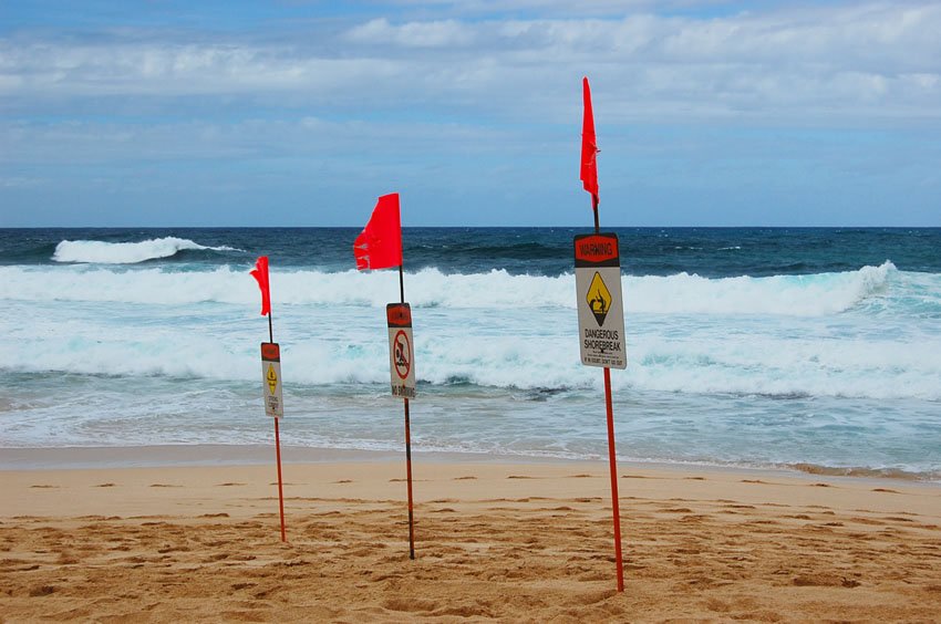 Warning flags on the beach