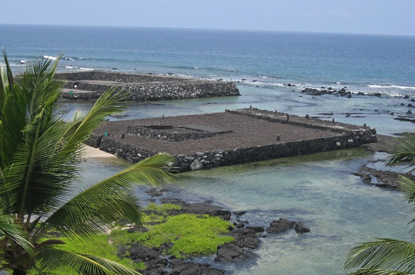 Hapaiali'i (foreground) and Ke'eku Heiau