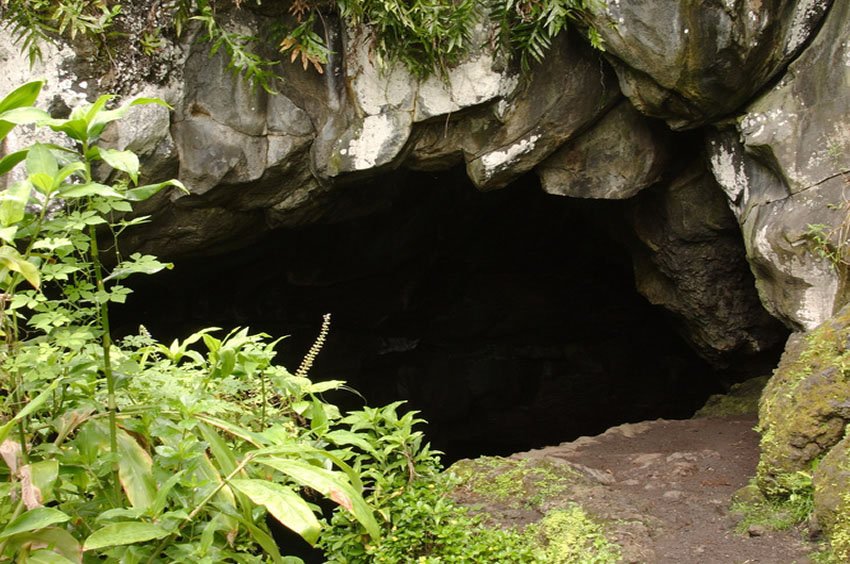 Waianapanapa cave