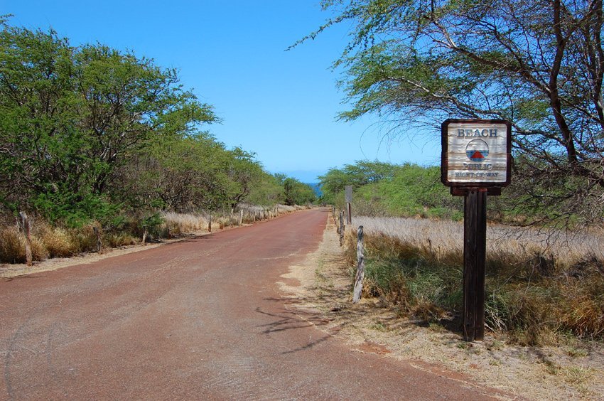Paka'a beach access road