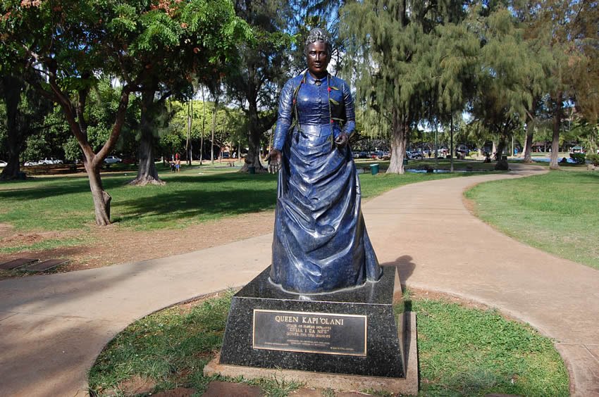 Queen Kapiolani statue