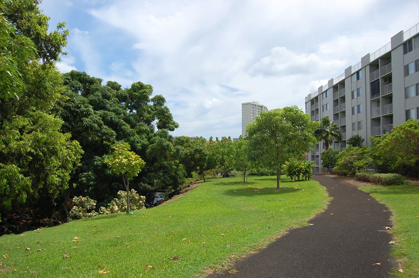 Lili'uokalani Garden walkway