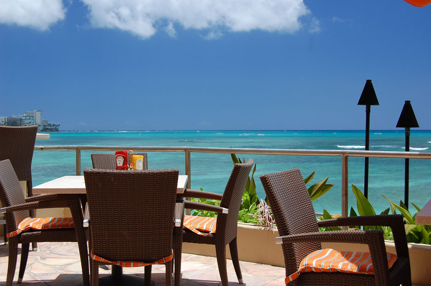 Dining on Waikiki Beach